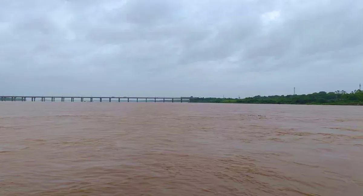 telugu-news-telangana-godavari-river-flood-water-level-rises-again-bhadrachalam-district-alert-officers1