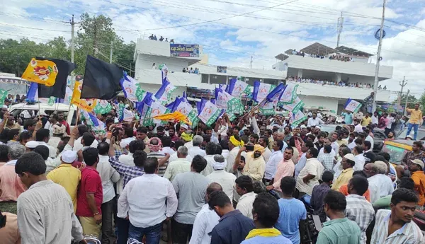 Tension in Vinukonda.. Clash between TDP-YCP