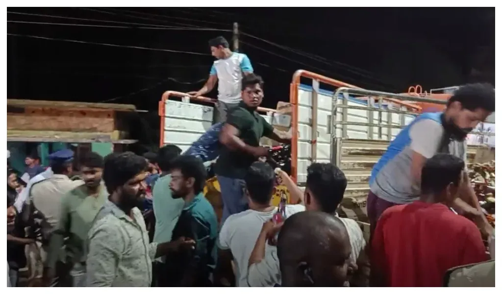 Liquor bottle van overturned in Kakinada