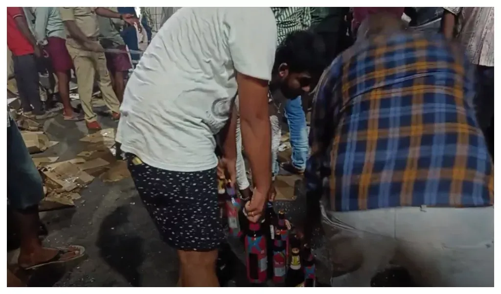 Liquor bottle van overturned in Kakinada