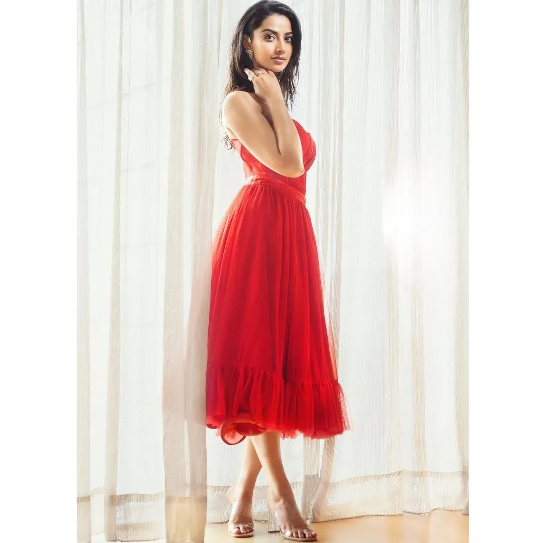 Meenakshi Chaudhary (5)