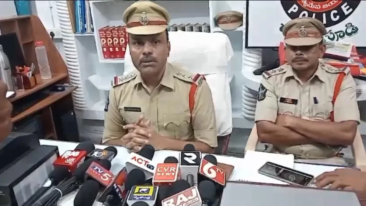 police arrested the members of the gang of fake certificates in Eluru