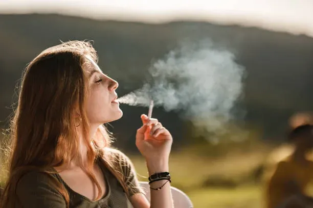 Women smoking (11)