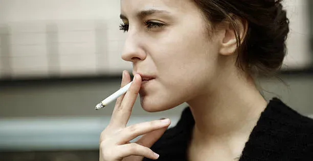 Women smoking (2)