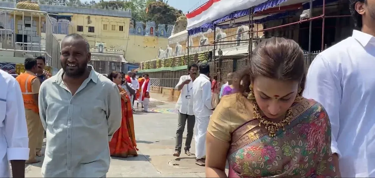 Rajinikanth Daughters  Aishwarya Soundarya Visited Tirumala