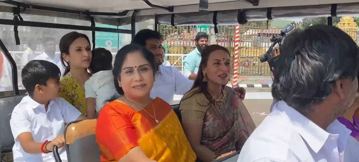 Rajinikanth Daughters  Aishwarya Soundarya Visited Tirumala