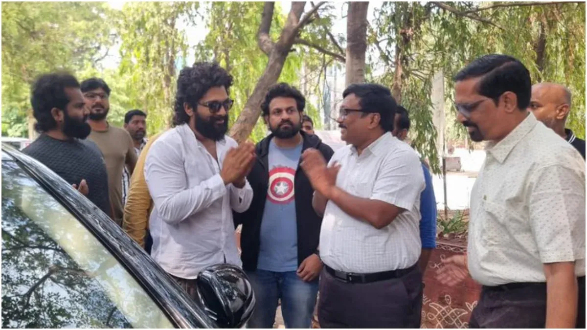 Allu Arjun at Khairatabad RTO Office