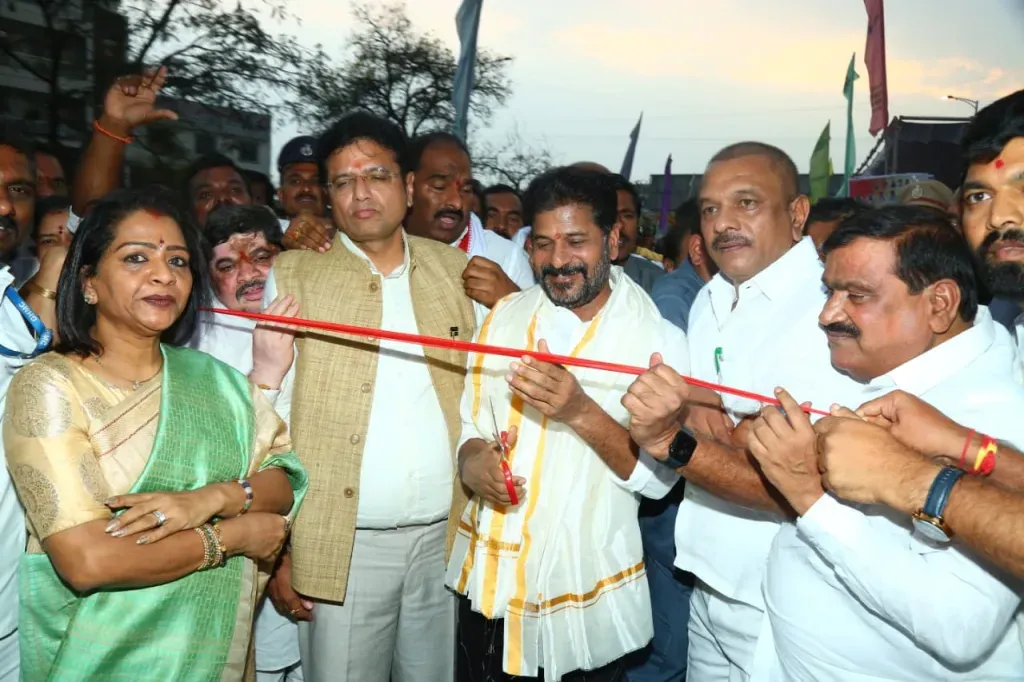 ఎల్బీనగర్ బైరామల్‌గూడ చౌరస్తాలో కొత్తగా నిర్మించిన రెండో ఫ్లైఓవర్‌ను ప్రారంభిస్తున్న సీఎం రేవంత్ 