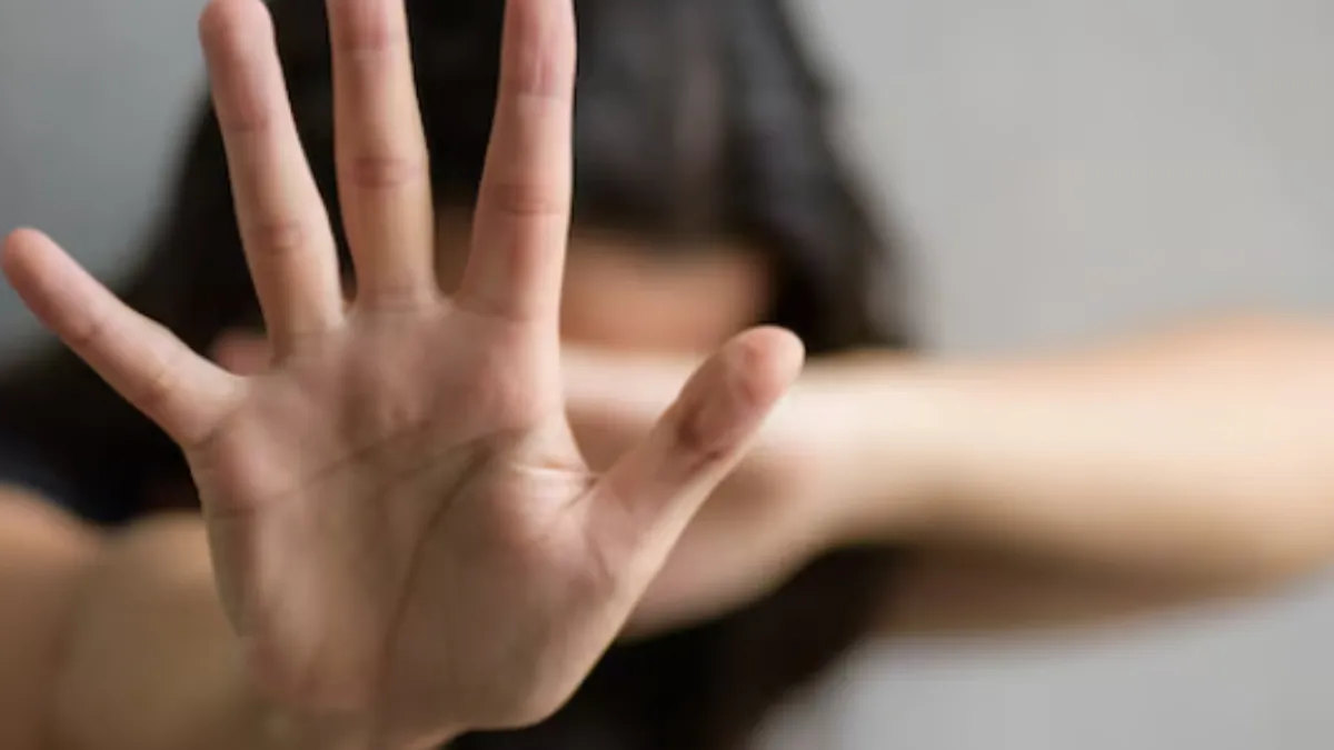 UP Crime : పంచాయతీ పెద్దల అరాచకం.. వివాహితను చెట్టుకు కట్టేసి.. చెప్పుల దండ మెడలో వేసి!