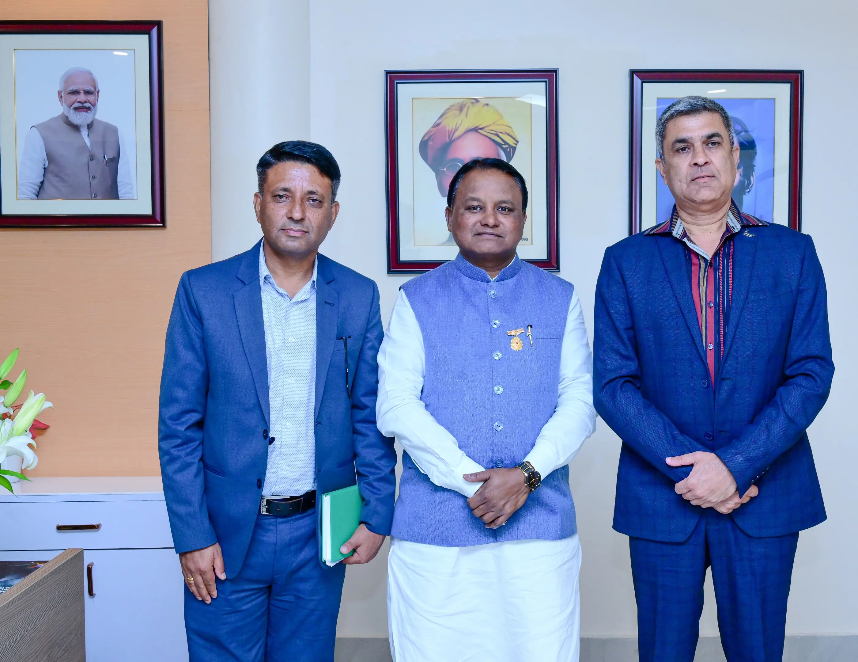CM with Nepal officials  
