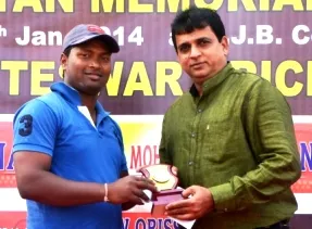 Prashant Sahu receiving MoM award from Sanjiv Hans