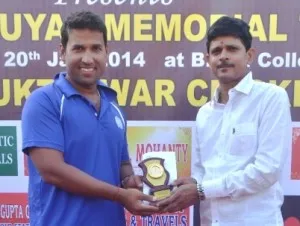 Rashmi R Parida receiving Man of Match award from Sabyasachi Patnaik