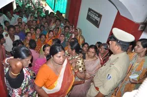 Voters of Saliasahi in Ward No-21 gheraoed the state election commission (SEC)1 (1)