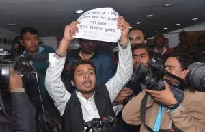A young man disrupts Vishwas' press conference (IANS)