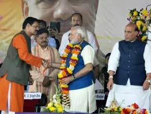 KV Singhdeo greeting Narendra Modi during the Feb 11 rally in Bhubaneswar