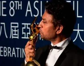 Irrfan Khan with his trophy ( IANS) file pic.