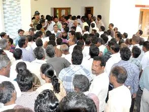 crowd at Naveen Niwas