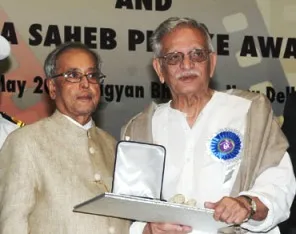 Gulzar receiving Phalke Award from President Pranab Mukjerjee (PIB)