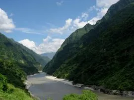 River Beas in Himachal ( source : peopleholidays.net) 