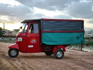 Naveen Rabellis solar tuk tuk (Raoul Kopacka)