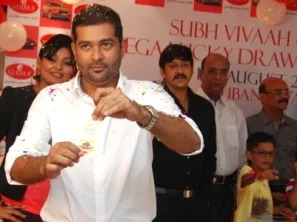Sumeet Khimji, Director, Khimji Jewellers displaying the lucky coupon 