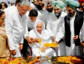 File pic of Parkash Kaur (centre) paying tributes her brother Bhagat Singh 