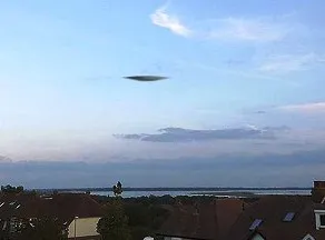 UFO pic ( source-dailymail.uk.co/ APEX)