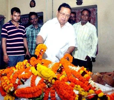 Senior Congress leader Niranjan Patnaik paying floral tributes to Laxman Mallick, who passed away today