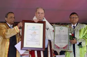 Nobel Laureate Prof Ferid Murad  being honoured