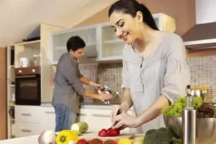 COUPLE COOKING