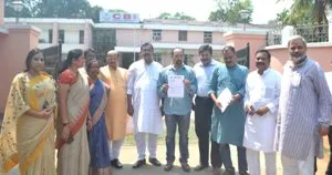 BJP leaders in front of the CBI office in Bhubaneswar on Tuesday Pic: