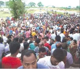 crowd near daru for sudarshan