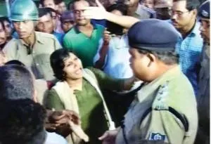 Ousted Kendrapara SP Satish Gajbhiye locked in an argument with a woman protestor during the agitation on Thursday