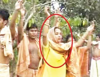 The woman in the circle is the elusive Sana Maa