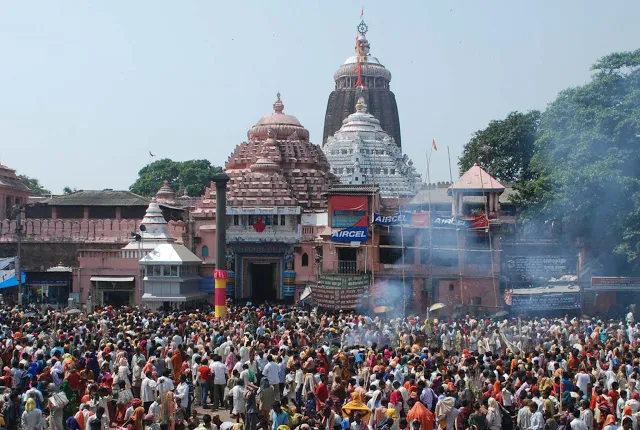 18/10/2009 - BHUBANESWAR: Devotees thronged Jagannath temple in large numbers and invoked their forefathers by burning jute sticks on the occasion of Diwali in Puri - Express Photo. <Orissa, Festival, Diwali, Diwali celebration, Hindu festival, Jagannath temple, Puri temple, Puri Jagannath temple, Puri>