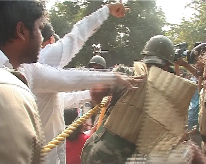 congress cops clash