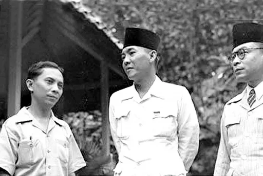Pic: Sjahrir (left) and Sukarno (center)