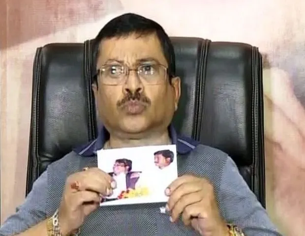 Lulu shows pic of Sanjay with chit fund accused