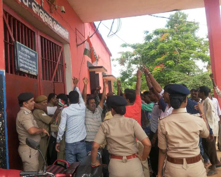 Majhi supporters attempt to barge in into jail