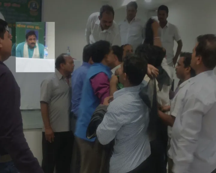 BJP shows black flag to Ashok Panda in Mumbai