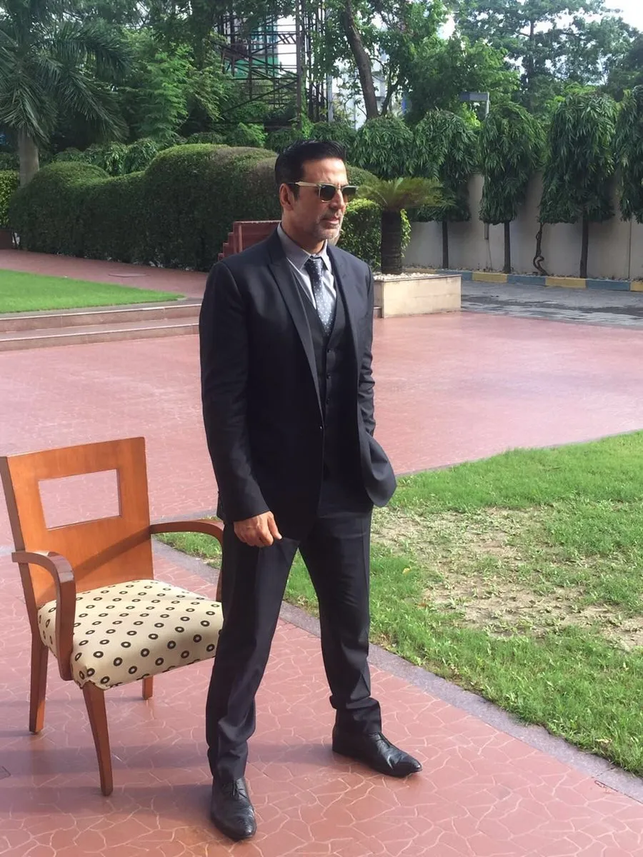 Pic. twitter.com/rustom_film