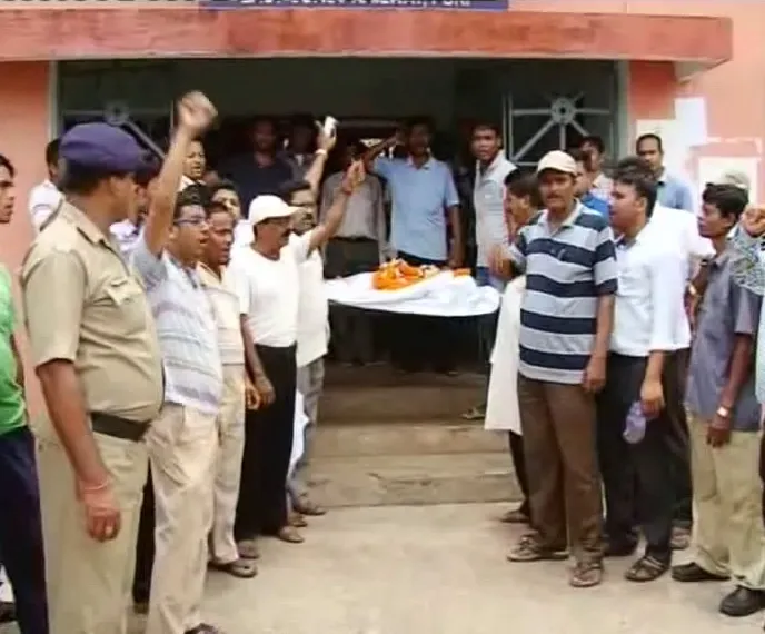 Railway men on dharna in Puri