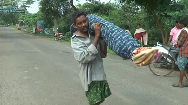 Dana Majhi carrying his wife's body on shoulders