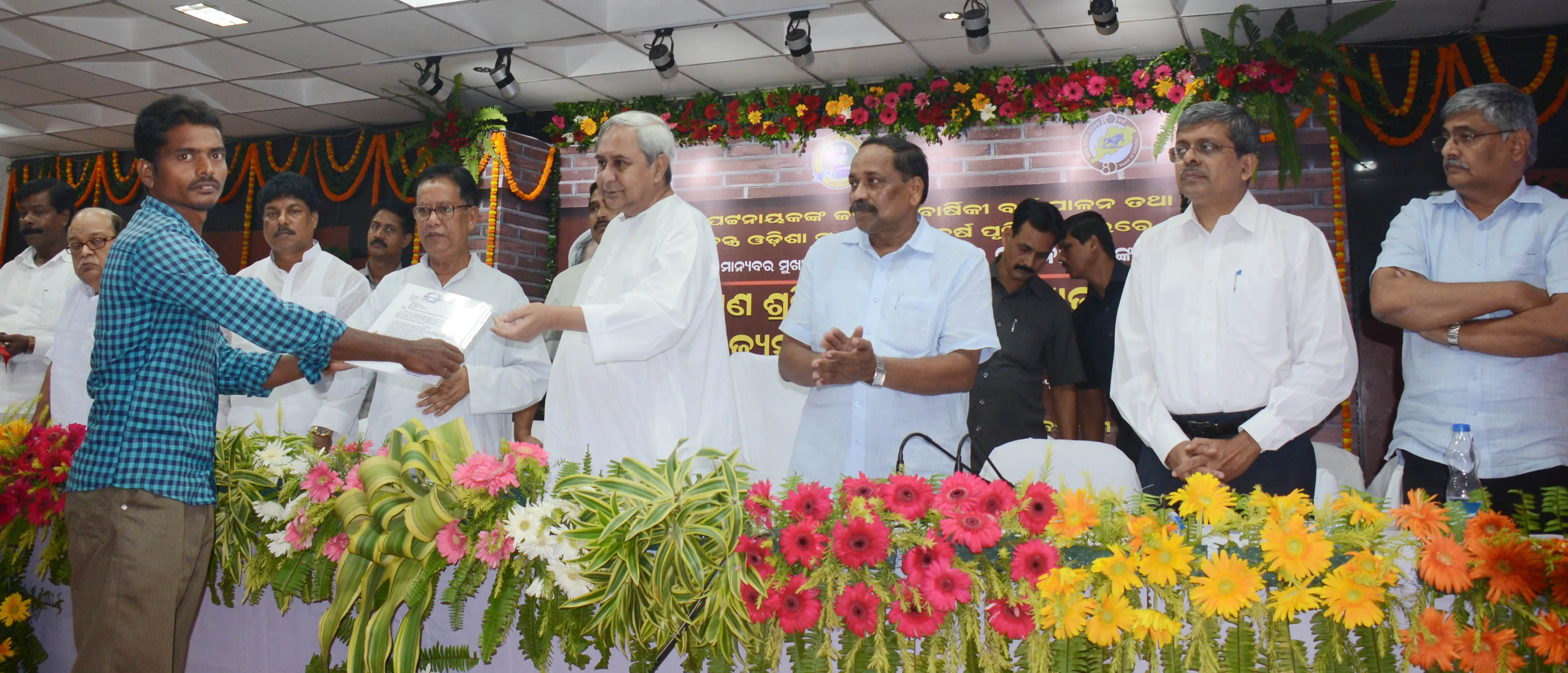 naveen-patnaik-distributing-pension-benefits-at-ouat