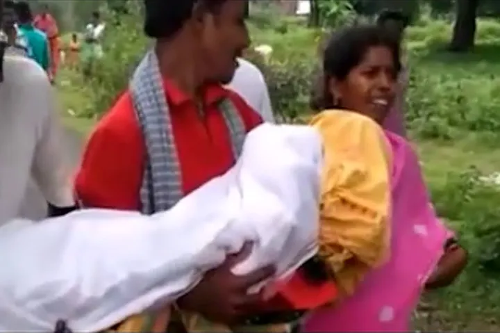 malkangiri parents carrying dead girl