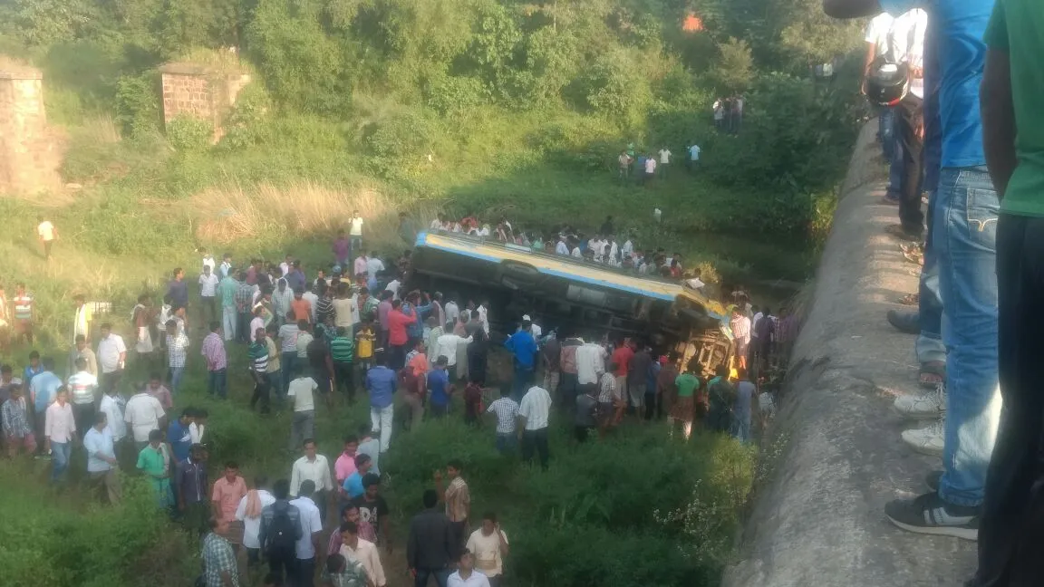 tukuda-bus-accident-1