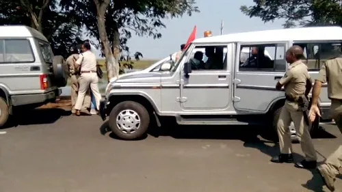 cong-workers-wave-black-flags-at-sanjay-das-burma