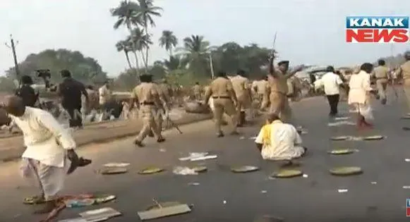 police-lathi-charge-farmers
