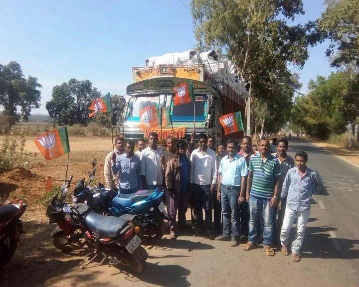 Blanket truck stopped by BJP workers