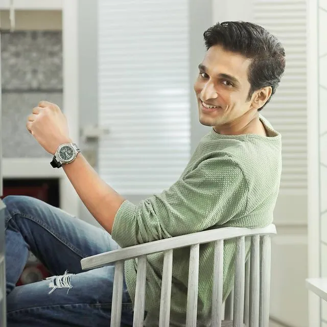 pratik gandhi